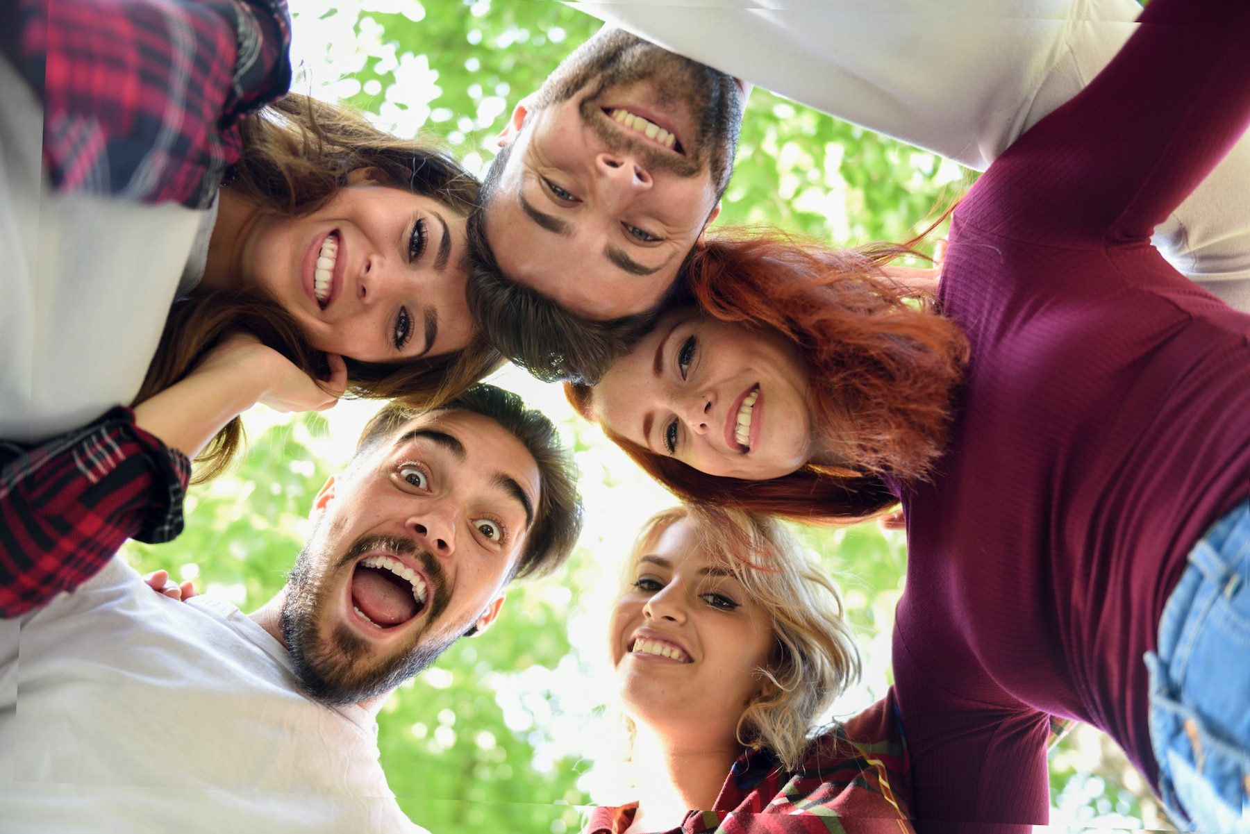 amigos-circulo-cabezas-juntas-sonriendo_1139-613